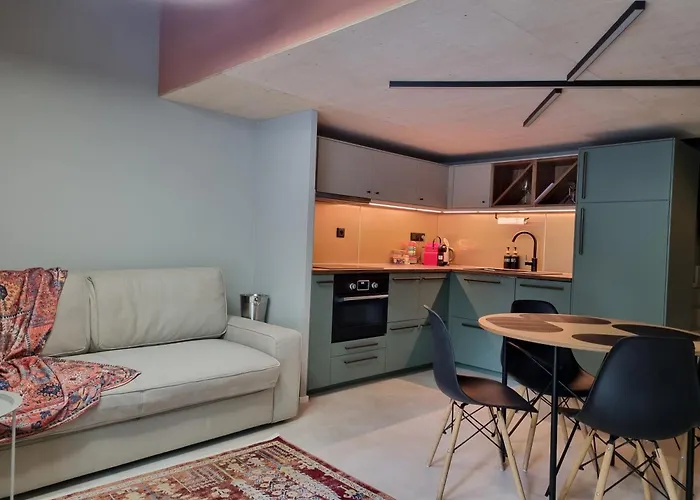 Beautiful Duplex 20 Min From Center * פראג